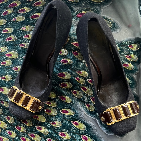 Tory Burch Elegant Women's Pumps with Gold Accents - Picture 1 of 7